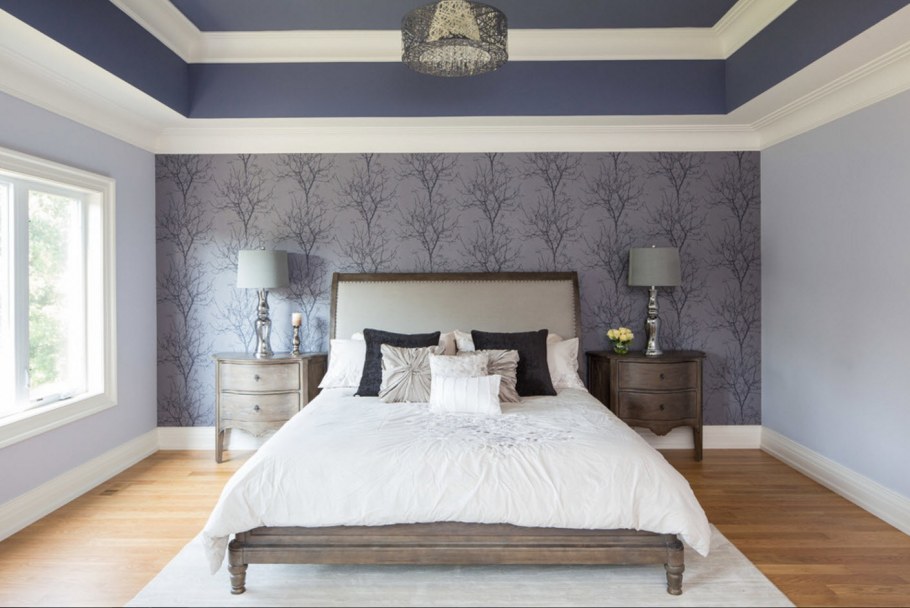 Темные шторы в интерьере спальни