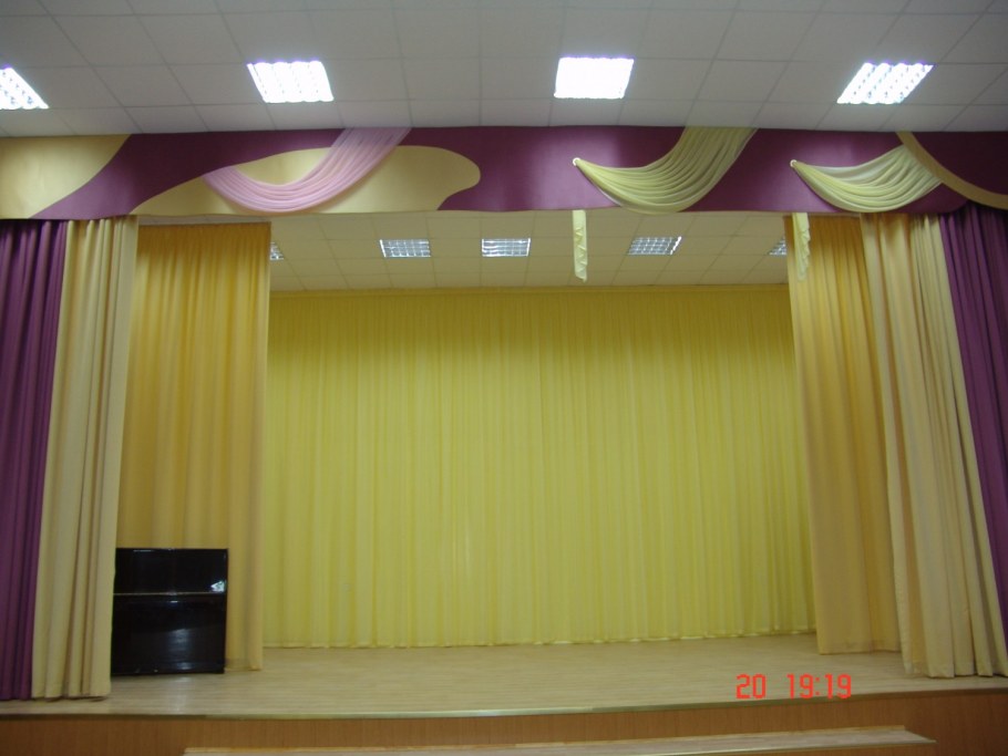 Одежда для сцены актового зала школы