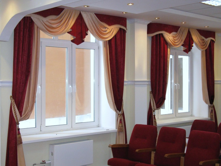 Шторы на окна для актового зала