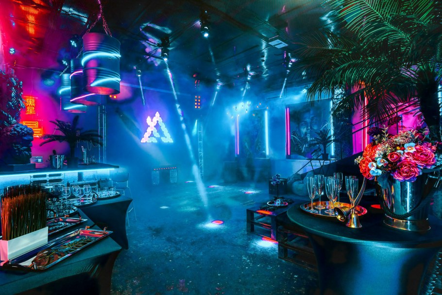 Комната с фиолетовой подсветкой