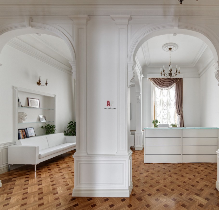 Арки с лепниной в интерьере гостиной