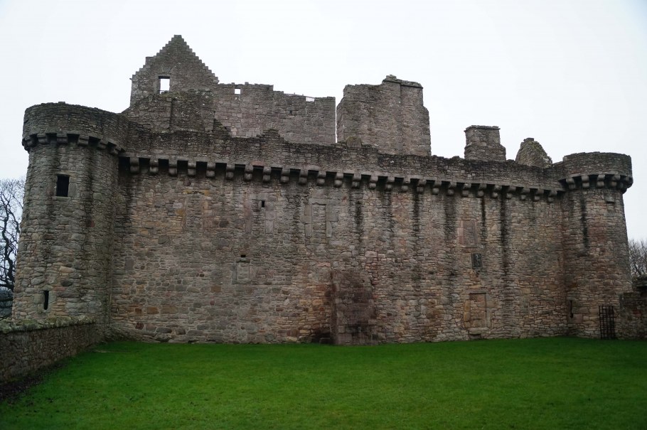 Средневековый замок Тауэр фронтально