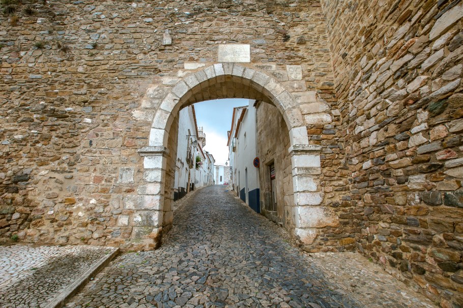 Средневековая городская стена