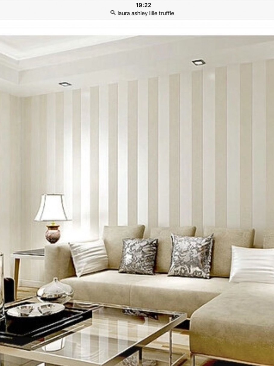 Полоска в интерьере гостиной