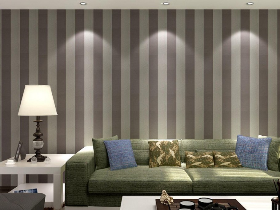 Обои с вертикальным рисунком для низких потолков в интерьере