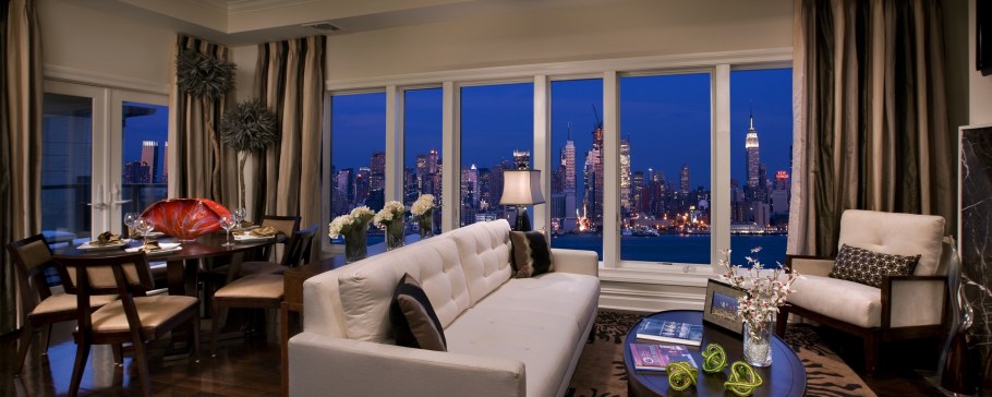 Квартира с панорамными окнами вечер