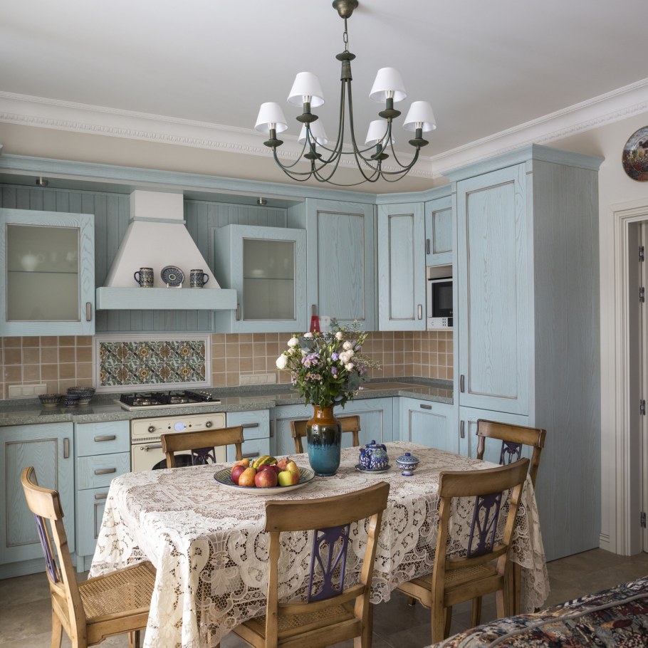 Кухня в нежно голубых тонах