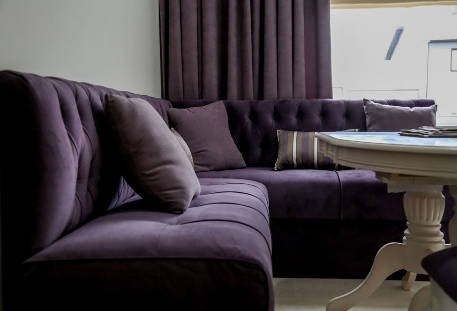 Темно фиолетовый диван