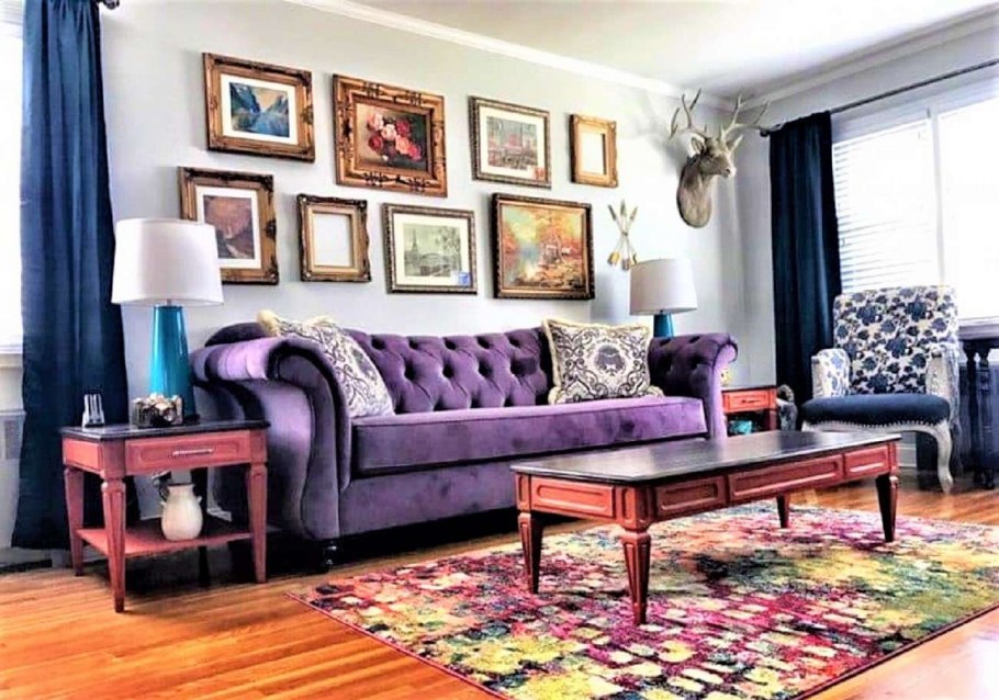 Комната с фиолетовым диваном