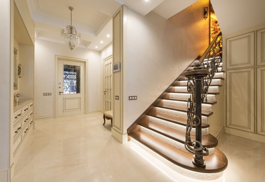 Деревянная лестница в таунхаусе