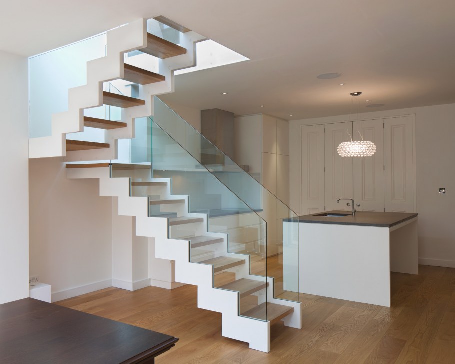 Интерьер лестницы в доме