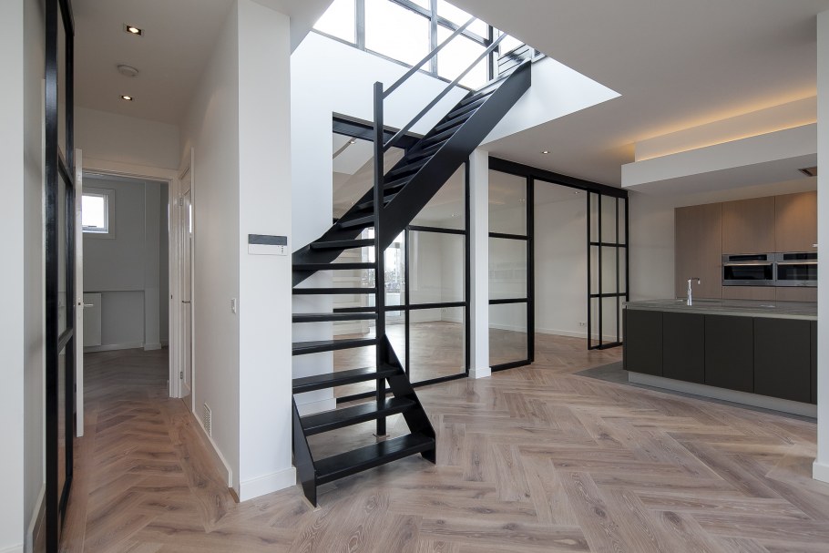 Современная лестница в доме