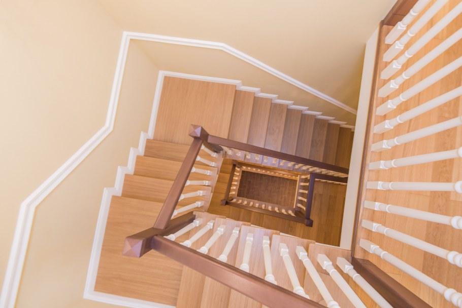 Металлическая лестница в таунхаус