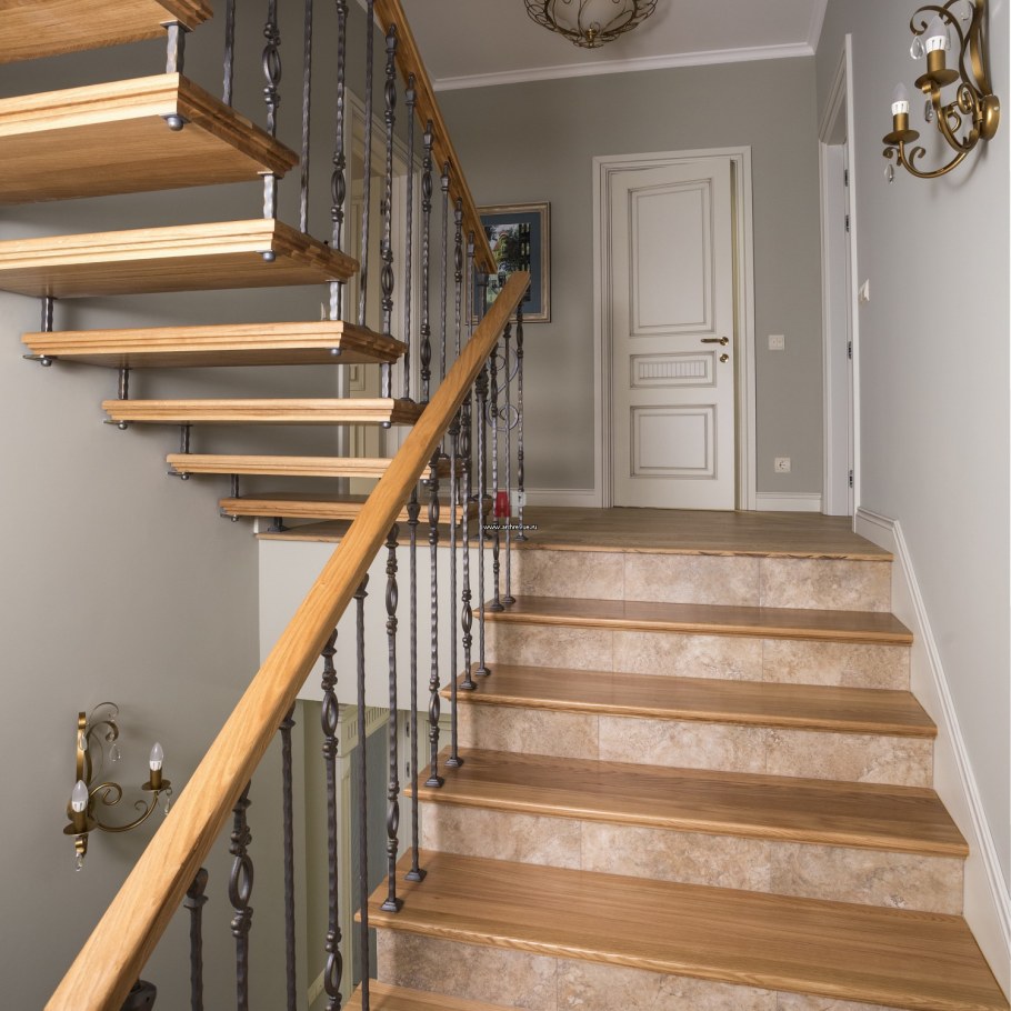 Лестница в коттедже в современном стиле