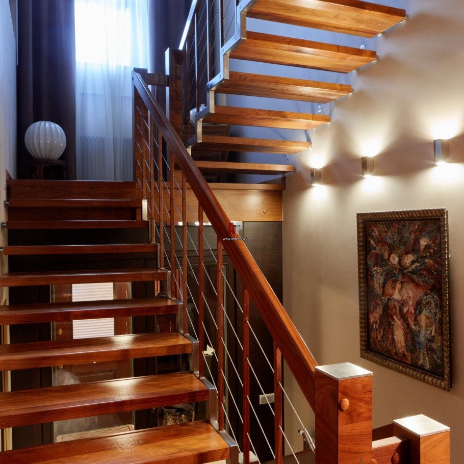 Деревянная лестница в таунхаусе
