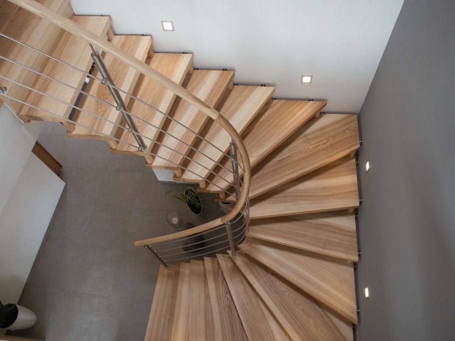 Бетонная лестница в таунхаусе