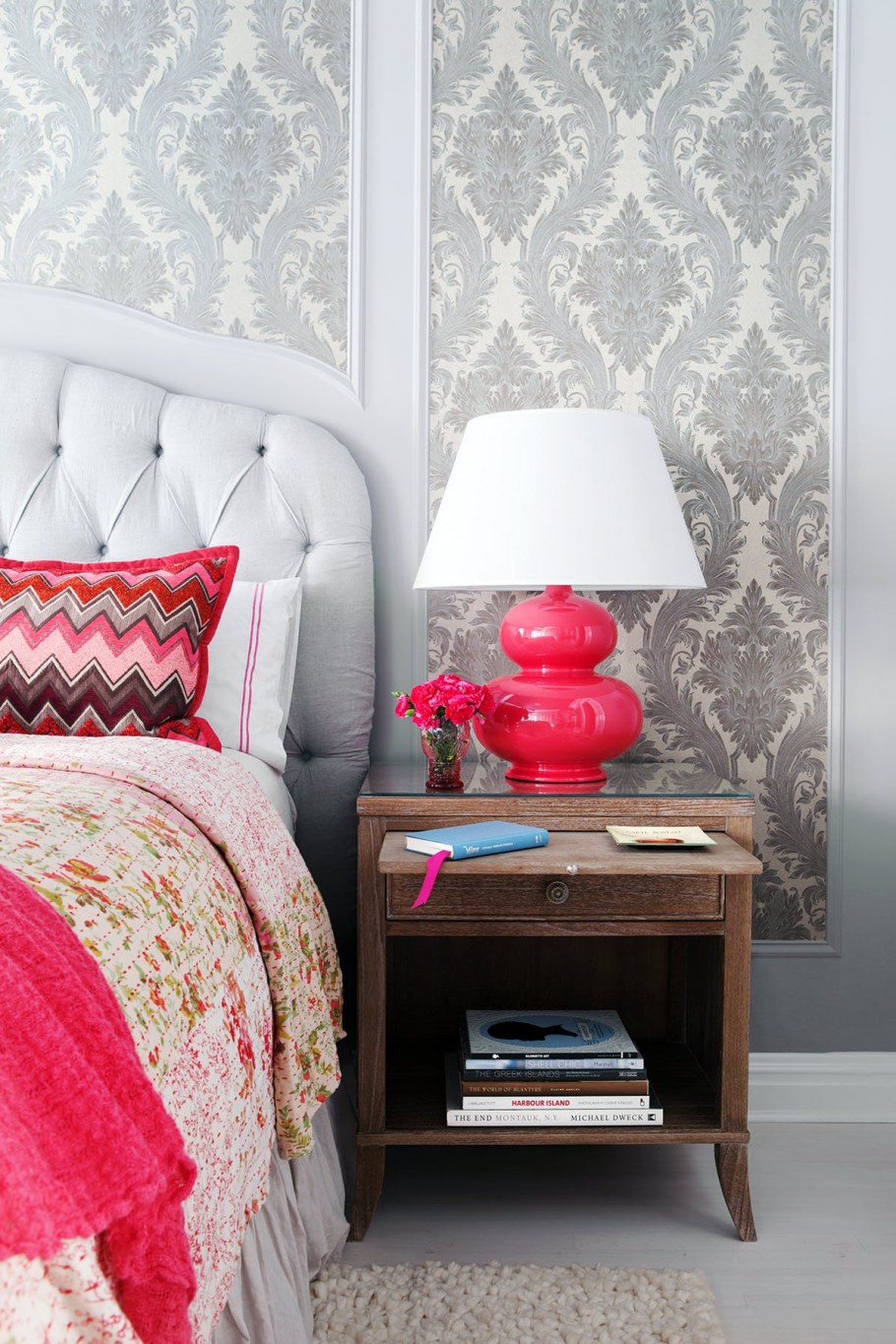 Серо-розовый интерьер спальни