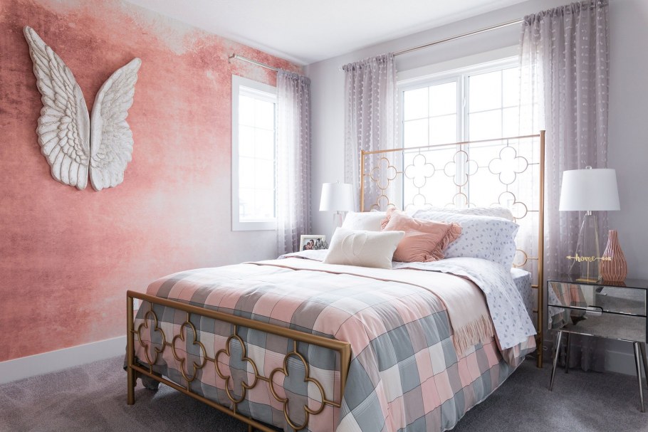 Серо-розовые обои в интерьере