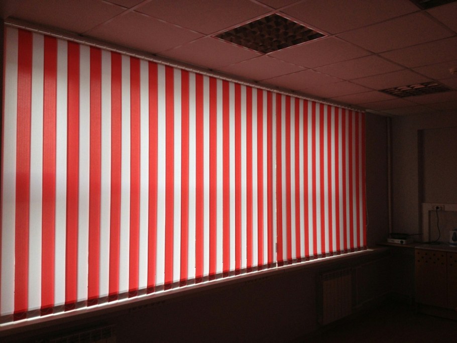 Римская штора в офис