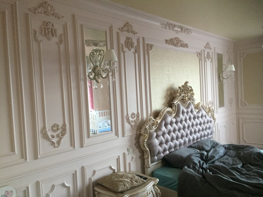 Гостиная с молдингами