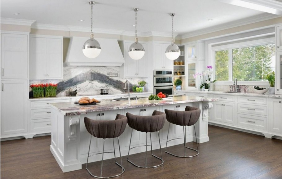 Интерьер просторной кухни