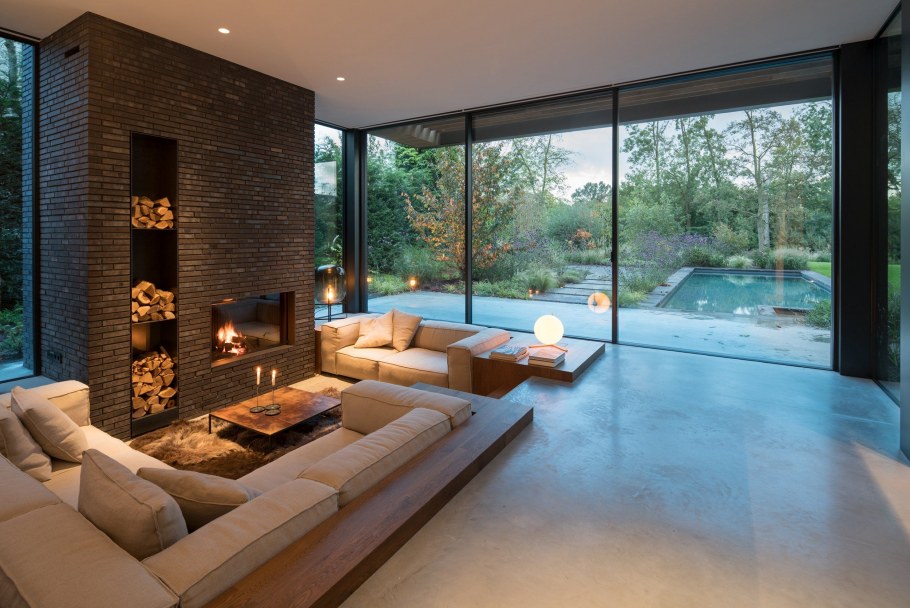 Дом с камином и панорамными окнами