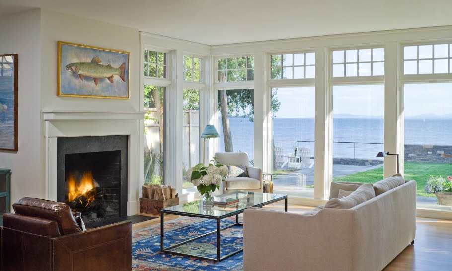 Уютная гостиная с камином и панорамными окнами