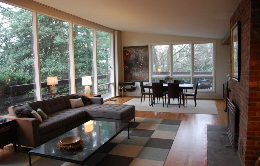 Уютная гостиная с панорамными окнами