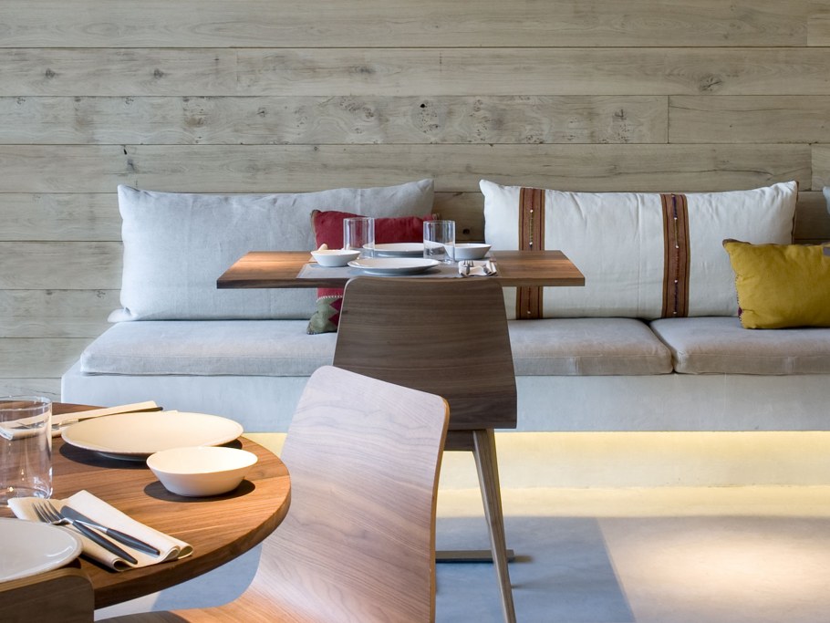 Ресторан деревянной отделкой в светлых оттенках