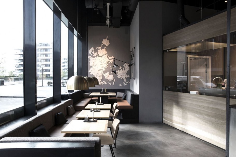 Интерьер ресторана в современном стиле с панорамными окнами