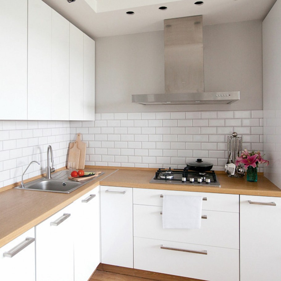 Белая кухня с деревянной столешницей