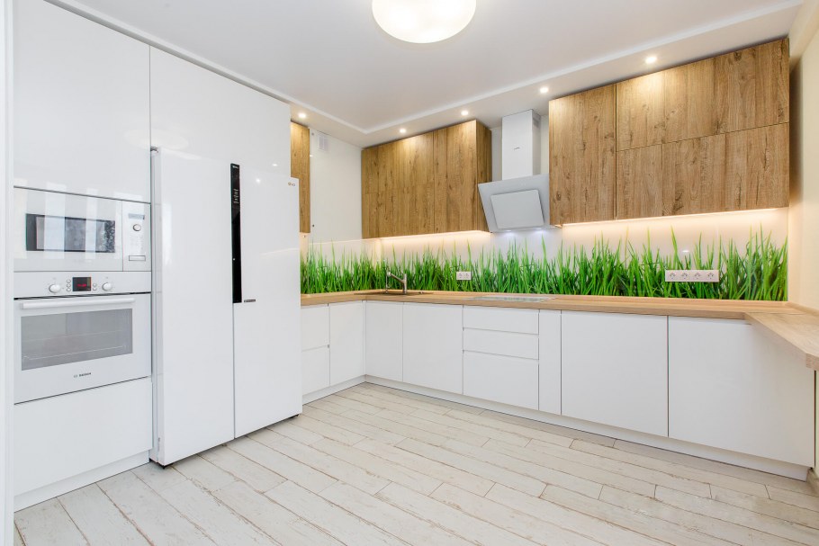 Белая кухня с деревянным фартуком