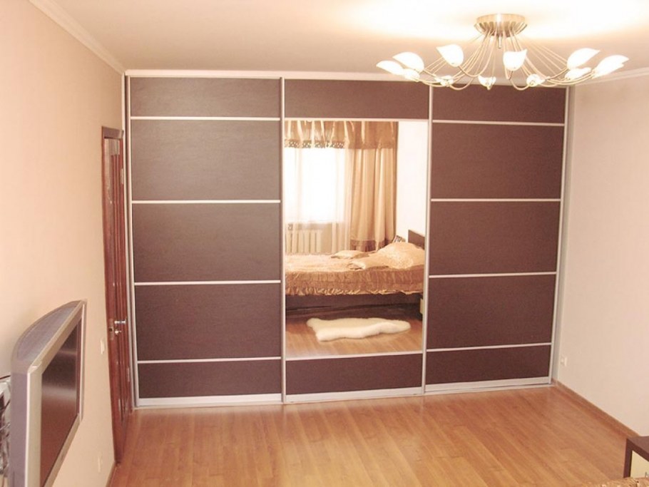 Шкаф купе с кожей