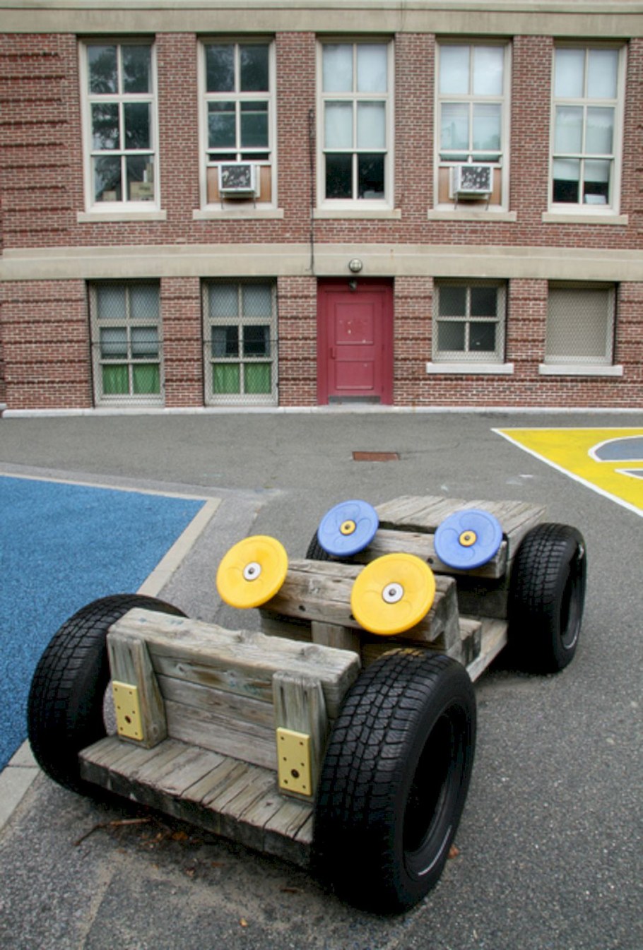 Деревянная машина на дачу