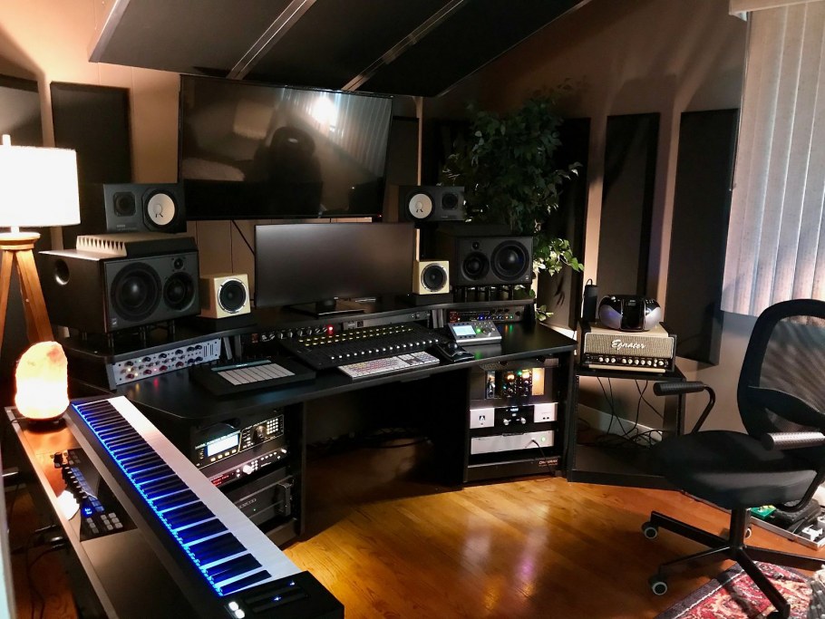 Студия звукозаписи в комнате