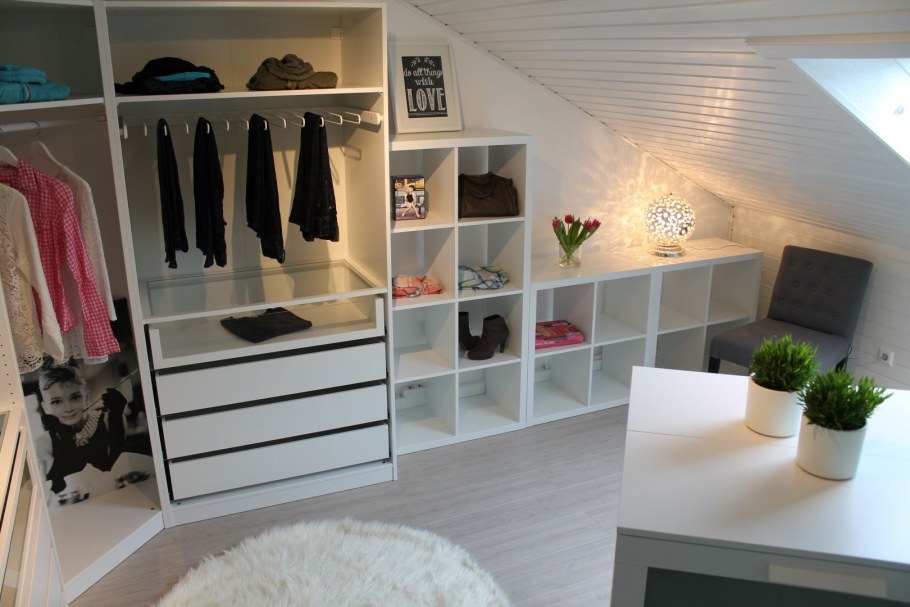 Узкая гардеробная в мансарде