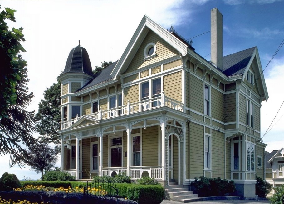 Деревянный дом в классическом стиле