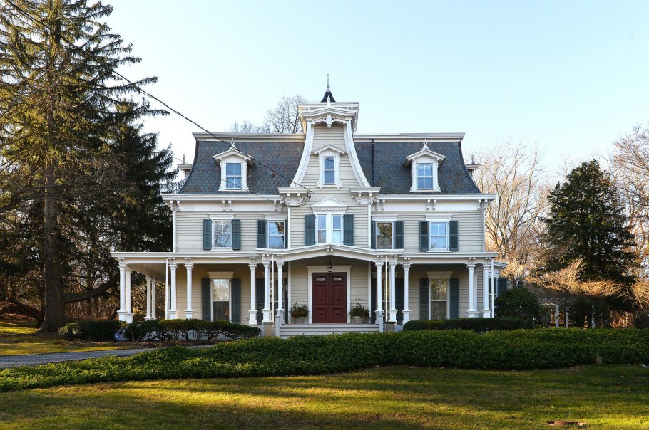 Дом в французском стиле с колоннами