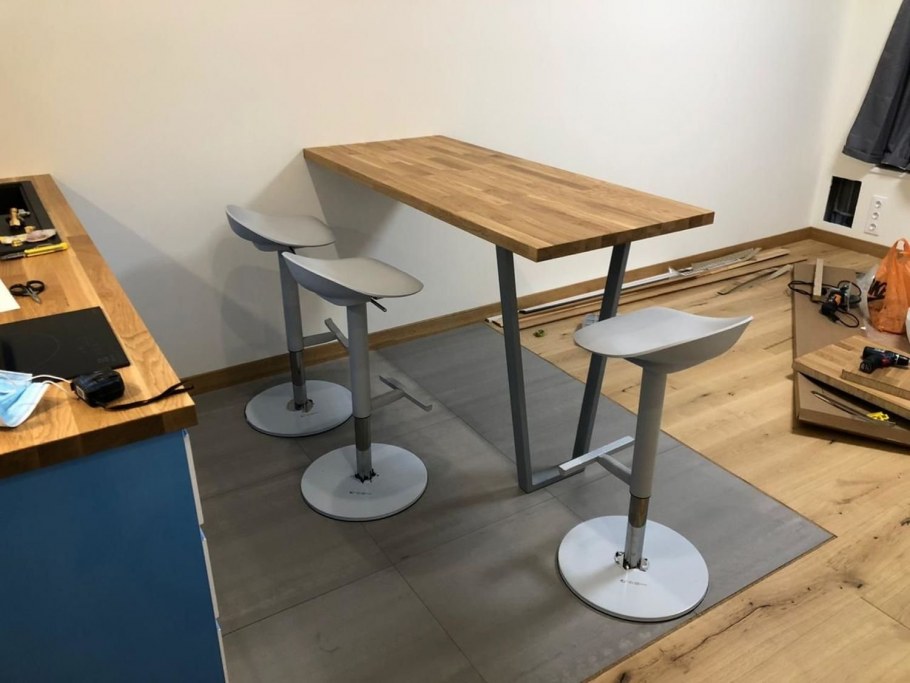 Минималистичные барные стулья