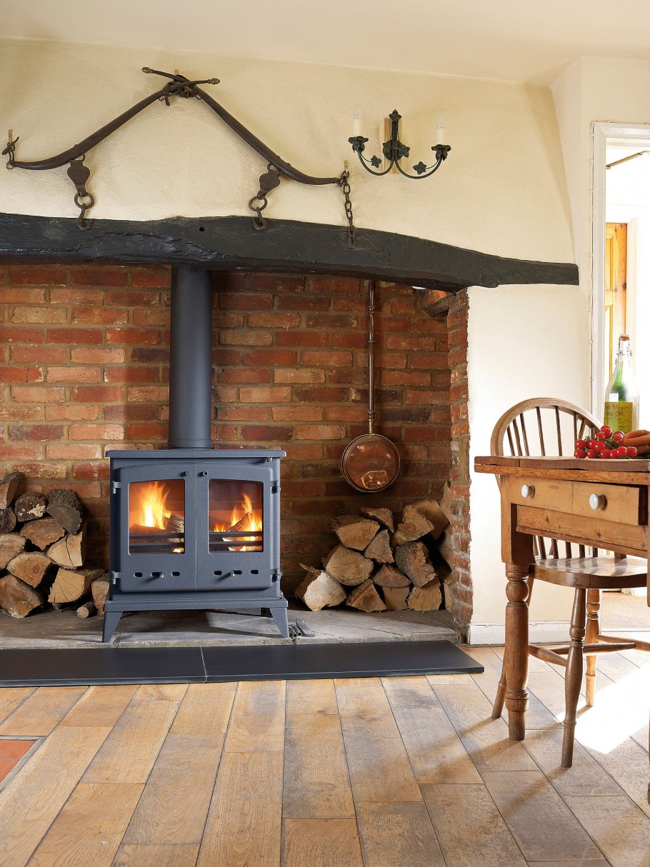 Чугунный камин в интерьере