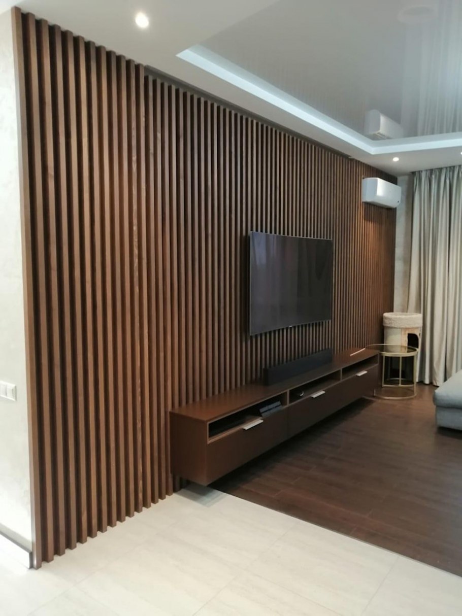 Реечная стена в гостиной