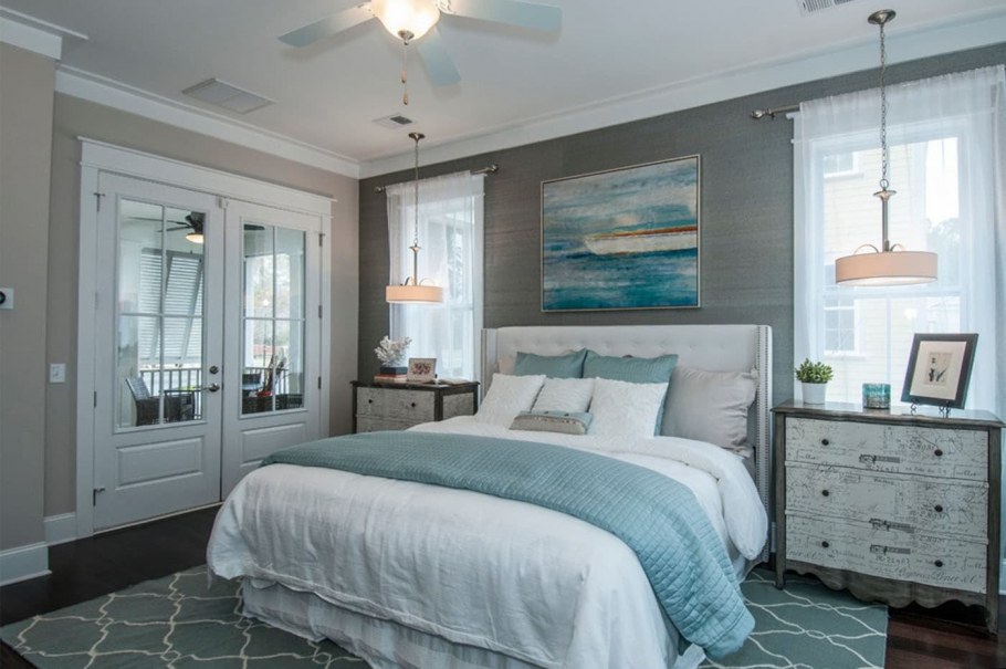 Бело бирюзовая спальня