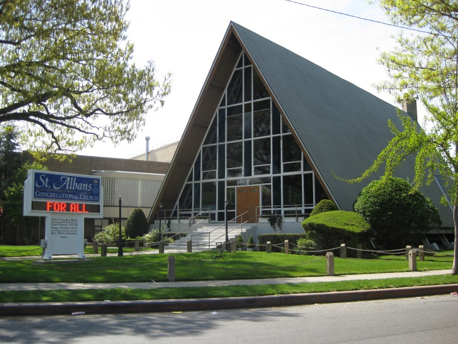 Глубь парка с большими деревьями