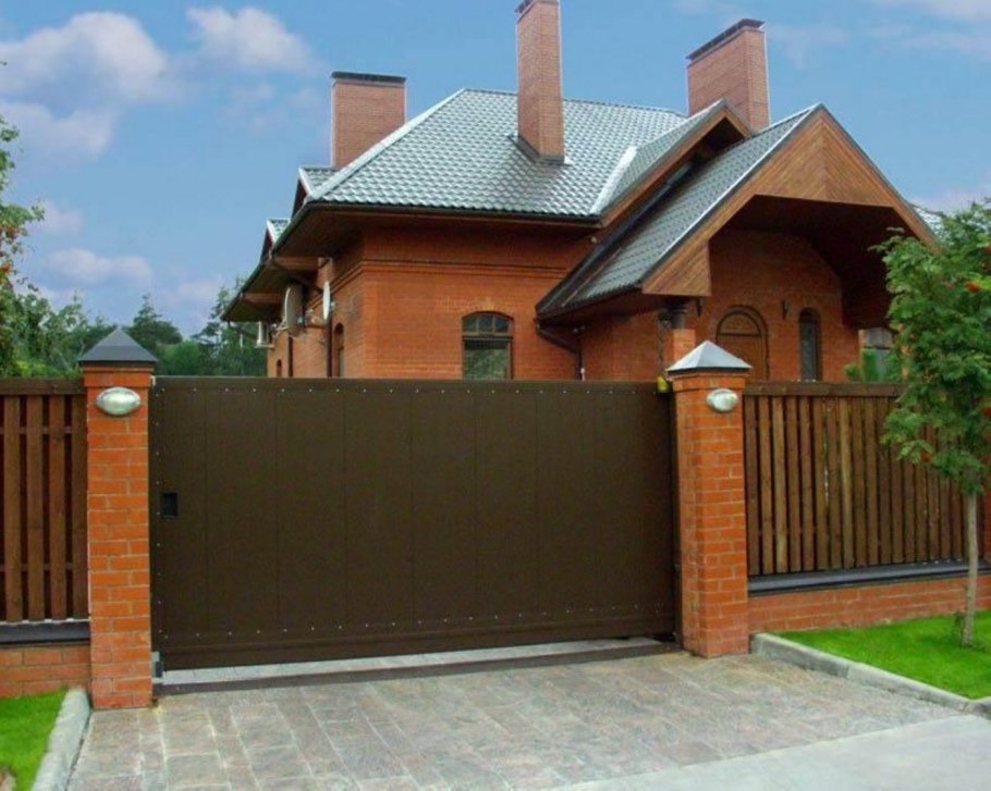 Фасадный забор с воротами