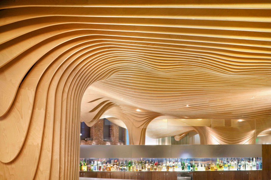 Волнообразный деревянный потолок