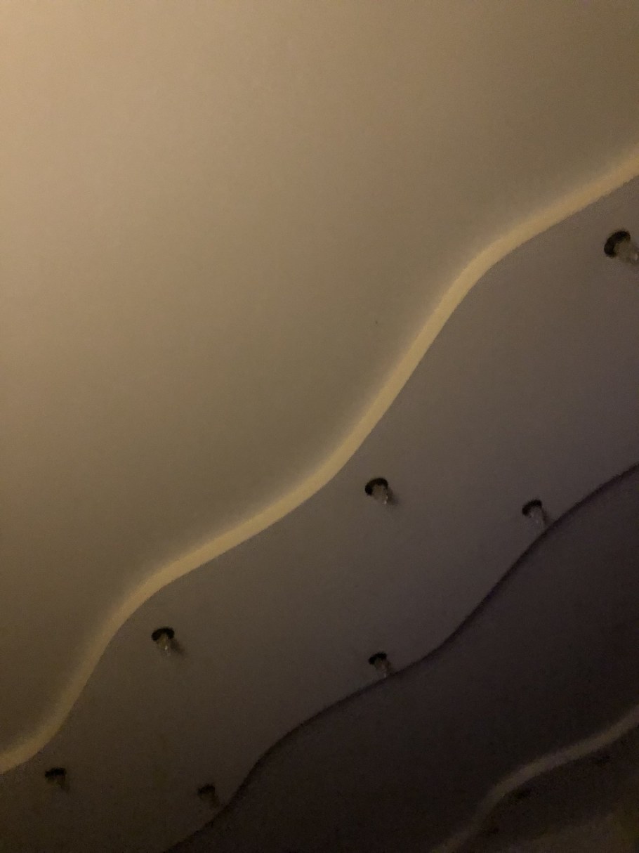 Волнистые натяжные потолки