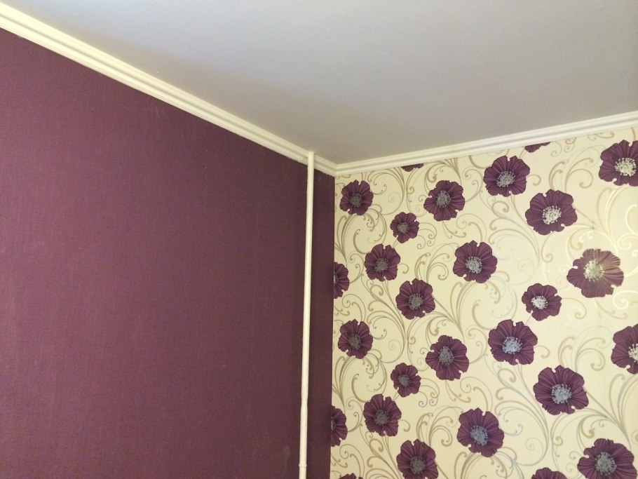 Стыки обоев разных цветов