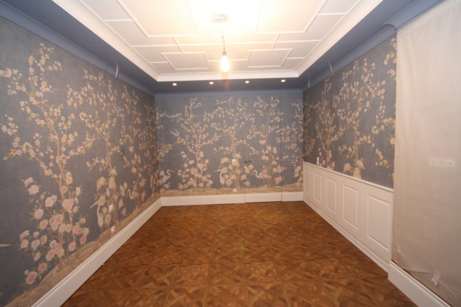 Оклеивание стен обоями в два уровня