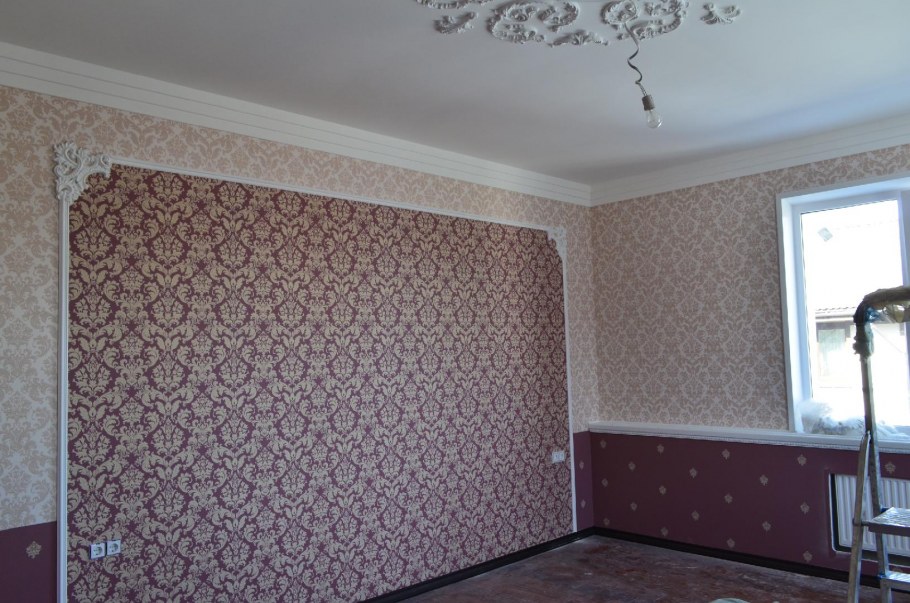 Поклейка обоев с рамкой на стене