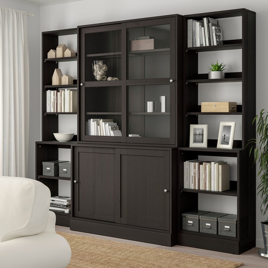 Витрина хавста в интерьере гостиной